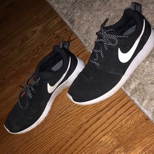 Size 8, Nike Roshes